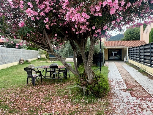 Quiet and green setting for this family villa with swimming pool