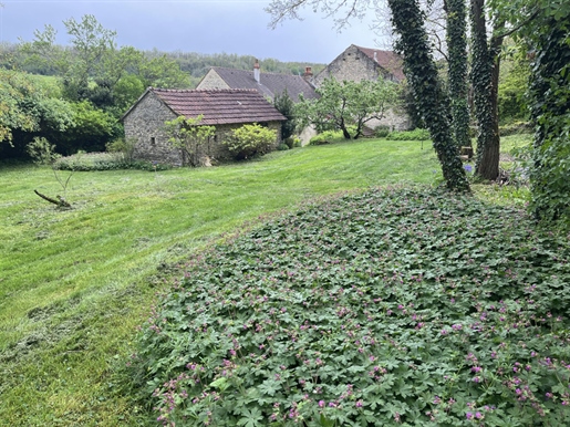 Semur-En-Auxois 20 min: maison de caractère 193m², 9 pièces, 4 chambres, terrain 6000m², dépendances