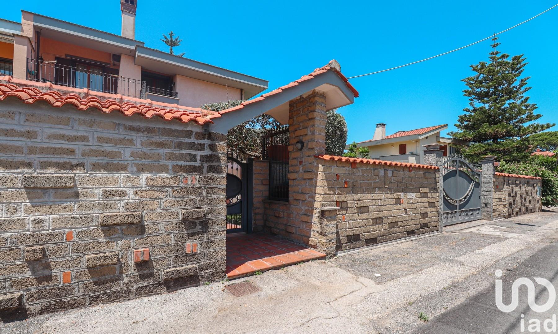 Sale Detached house / Villa 296 m² - 6 bedrooms - Anzio