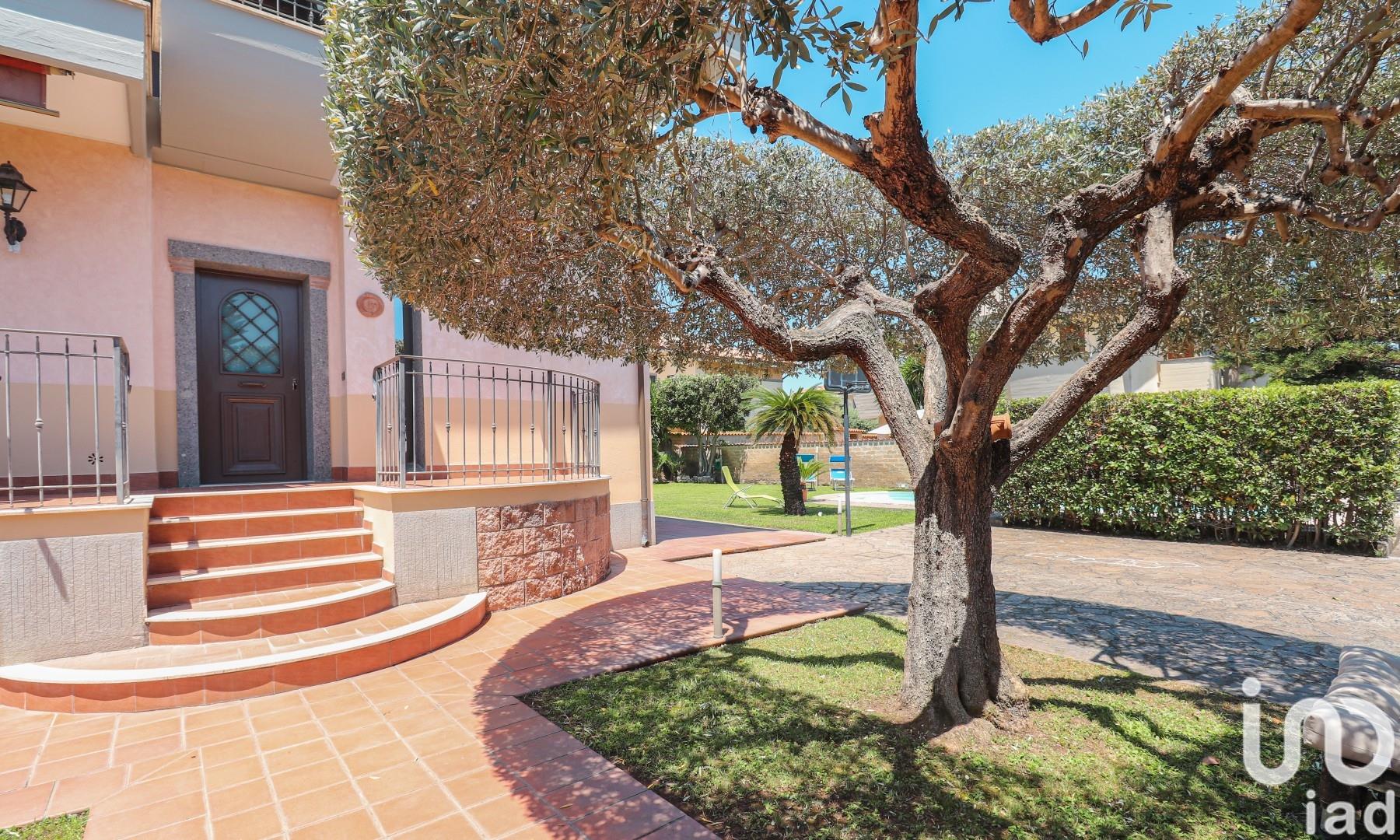 Sale Detached house / Villa 296 m² - 6 bedrooms - Anzio