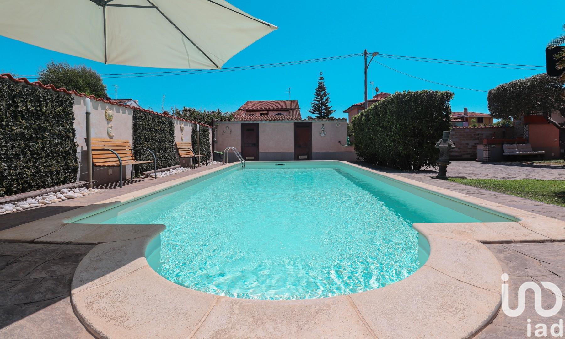 Sale Detached house / Villa 296 m² - 6 bedrooms - Anzio
