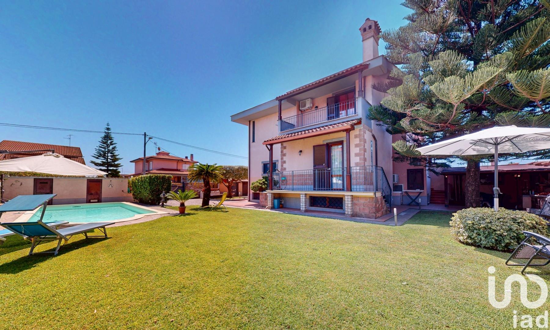 Sale Detached house / Villa 296 m² - 6 bedrooms - Anzio