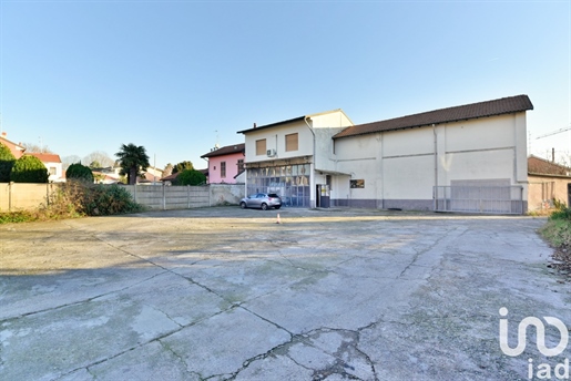 Vendita Palazzo / Stabile 1200 m² - 15 camere - Solaro