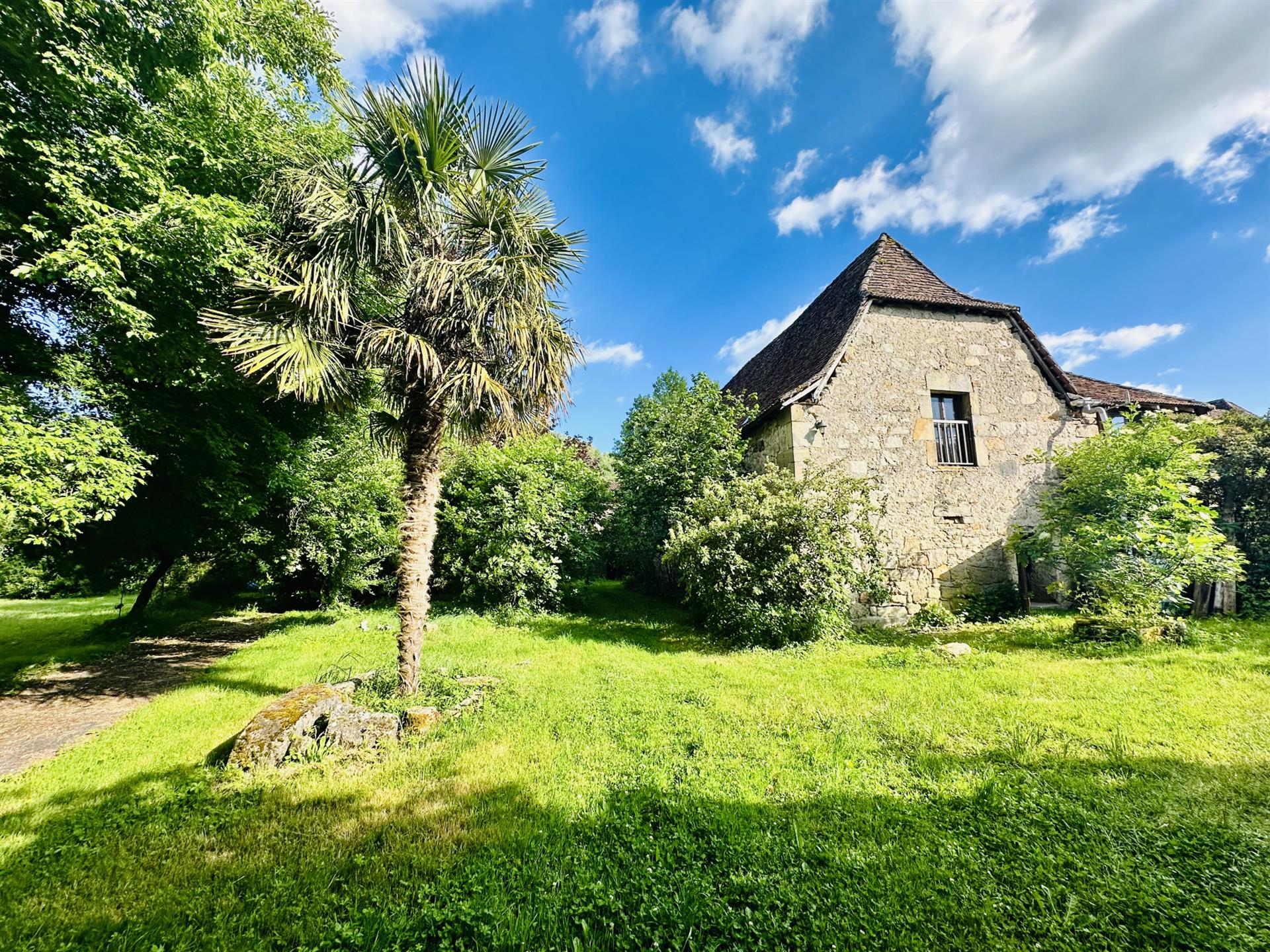 Propriété avec vue sur le Lot 3 habitations, gîtes en activité & accès privatif à la rivière