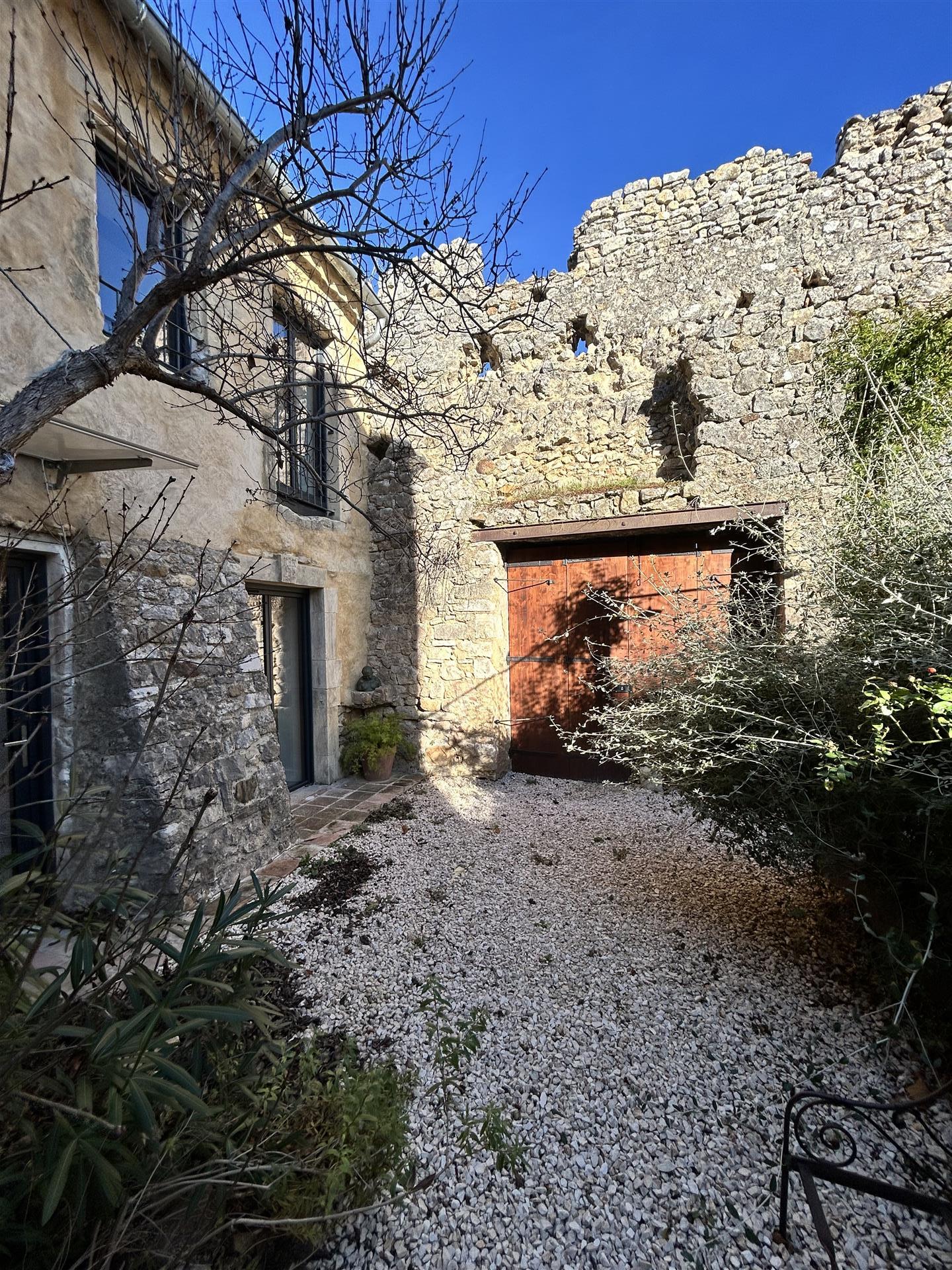 Propiedad de 3 apartamentos con patio verde y estanque