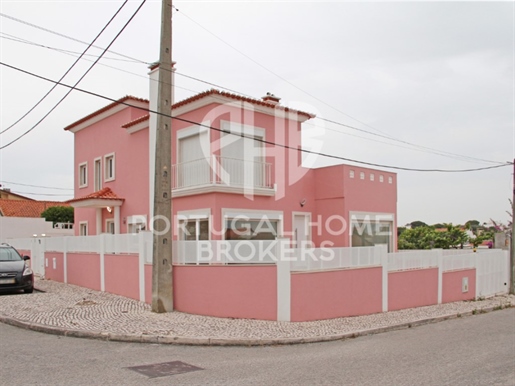 Detached and Spacious 3 Bedroom Villa in Areias- Vale Cavala-Charneca da Caparica, 5 Minutes from th