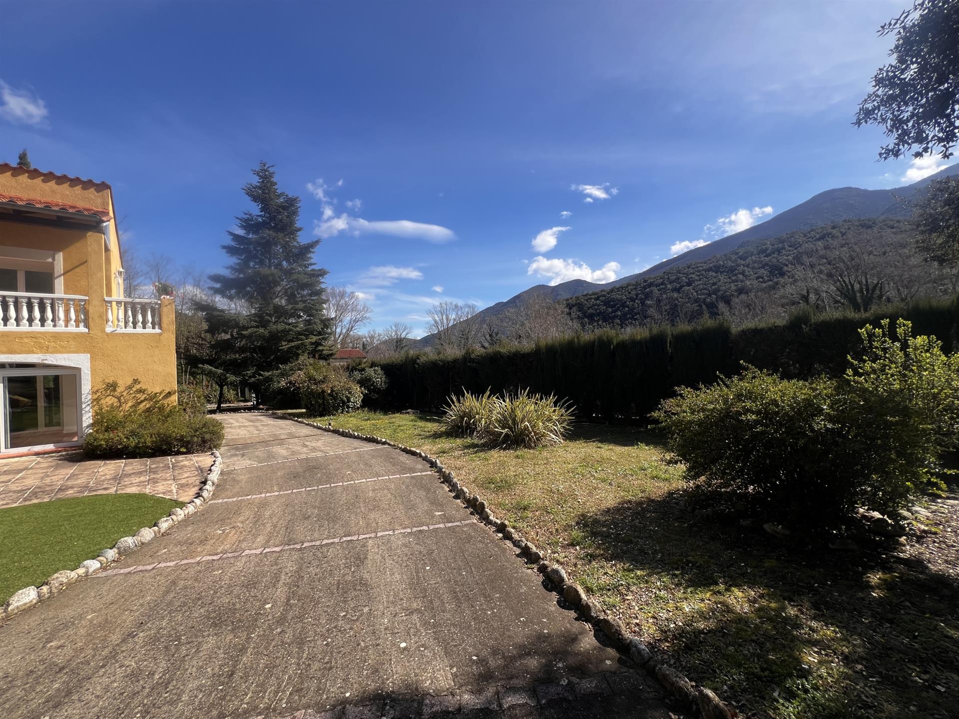 Spacious house with stunning views in the South of France