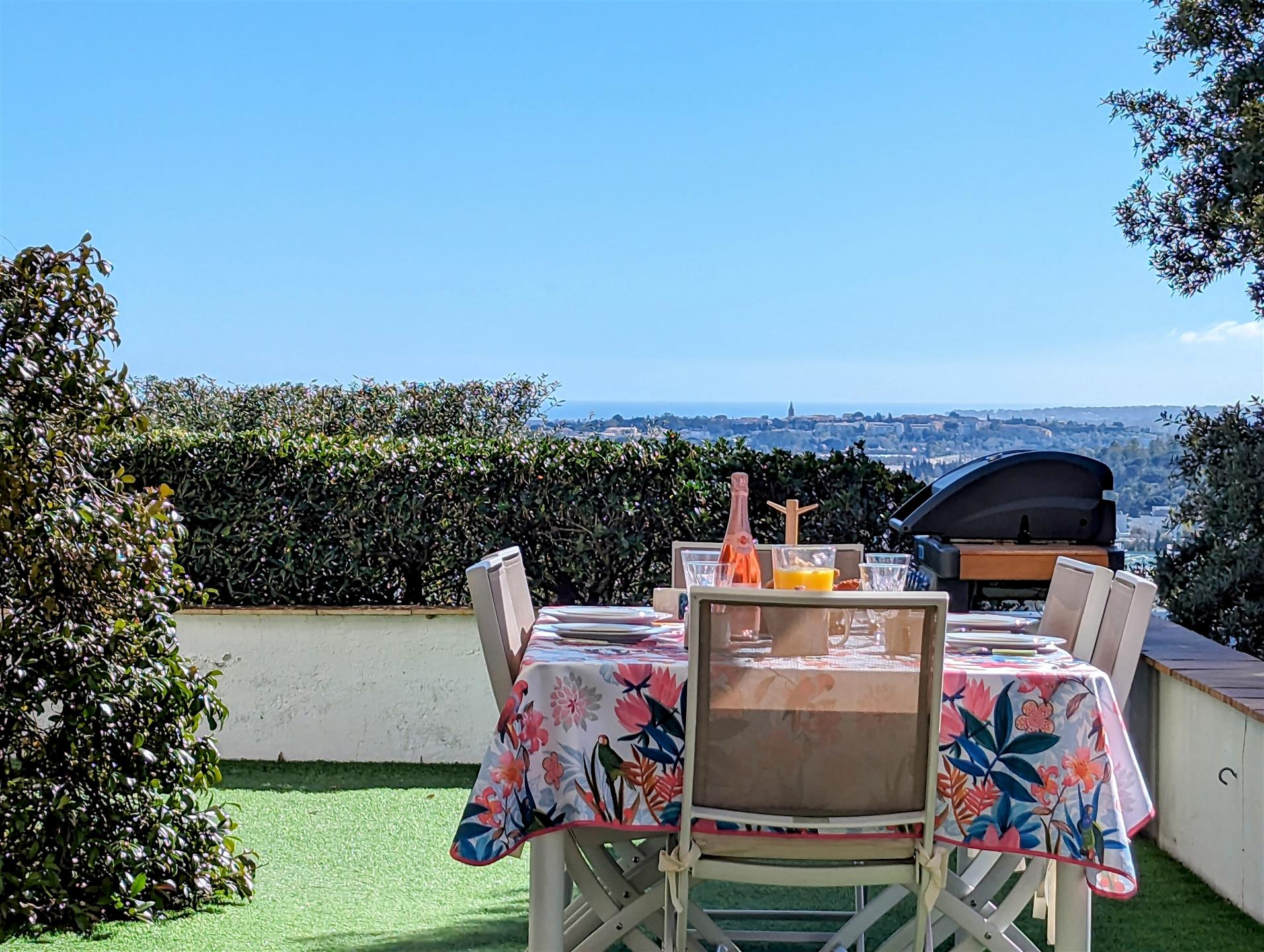 Villa élégante avec vue sur la mer, récemment rénovée avec goût et raffinement, dans une communauté