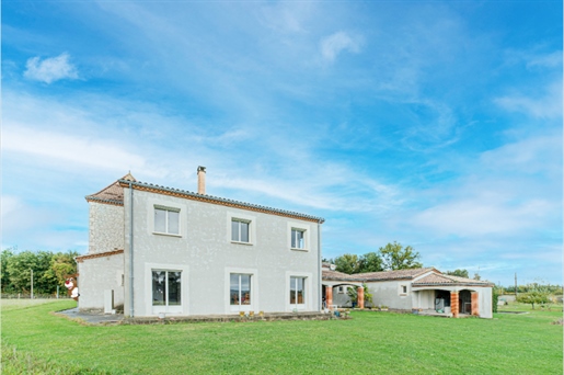 Attention, nugget in sight! Nestled in an exceptional setting in the heart of Lot-et-Garonne, this b