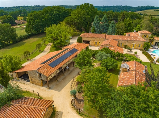 Lovers of nature and horses, this sumptuous property is waiting for you! Located near the Château de