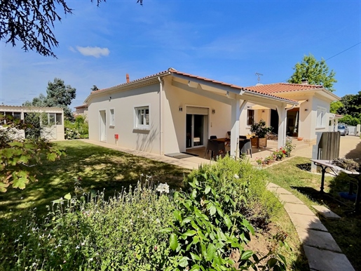 Villeneuve sur Lot, single-storey house, in perfect condition of approximately 133m2 of living space