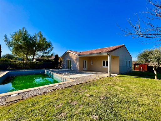 Lédat sector, at the end of a quiet dead end, come and discover this beautiful single-storey house o