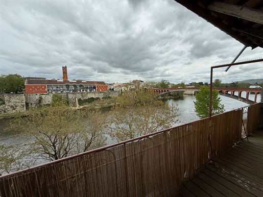 Villeneuve-sur-Lot. On the banks of the Lot. Beautiful potential for this charming town house of abo
