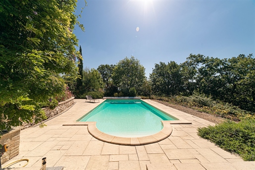 Idéalement placé dans la campagne entre Villeneuve-sur-Lot et Bergerac, magnifique maison en pierre