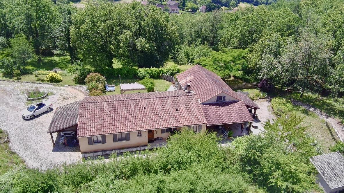 Recent ruim huis met gastenverblijven, 8700 m2 grond met zwembad. Kalm