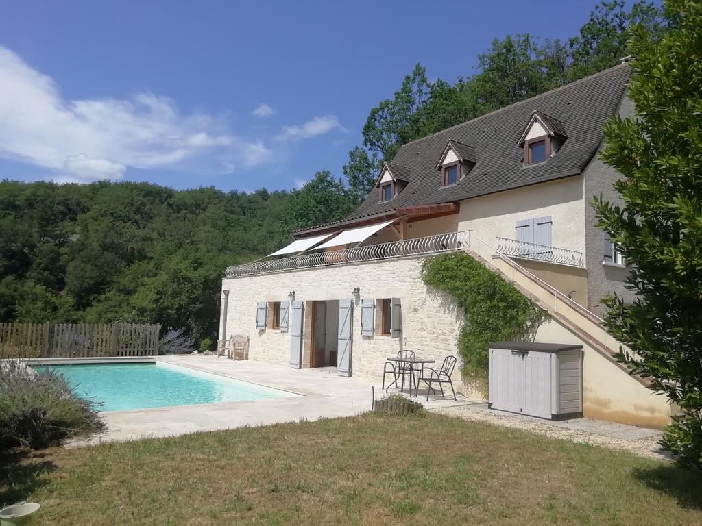 Lovely house (1963), recently renovated. With swimming pool and apartment. Quiet with nice view