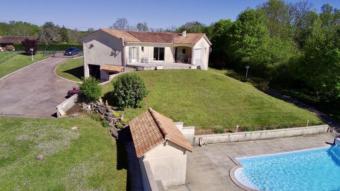 Spacious house with swimming pool on 2.3 ha of land. Quiet. Panoramic
