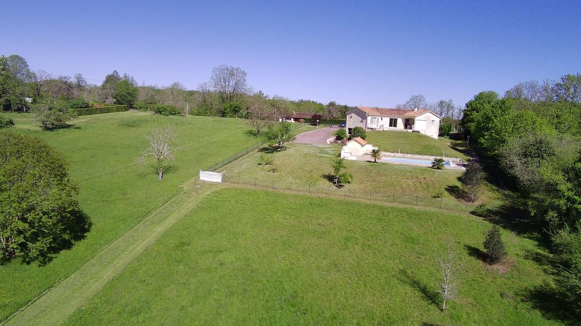 Spacious house with swimming pool on 2.3 ha of land. Quiet. Panoramic