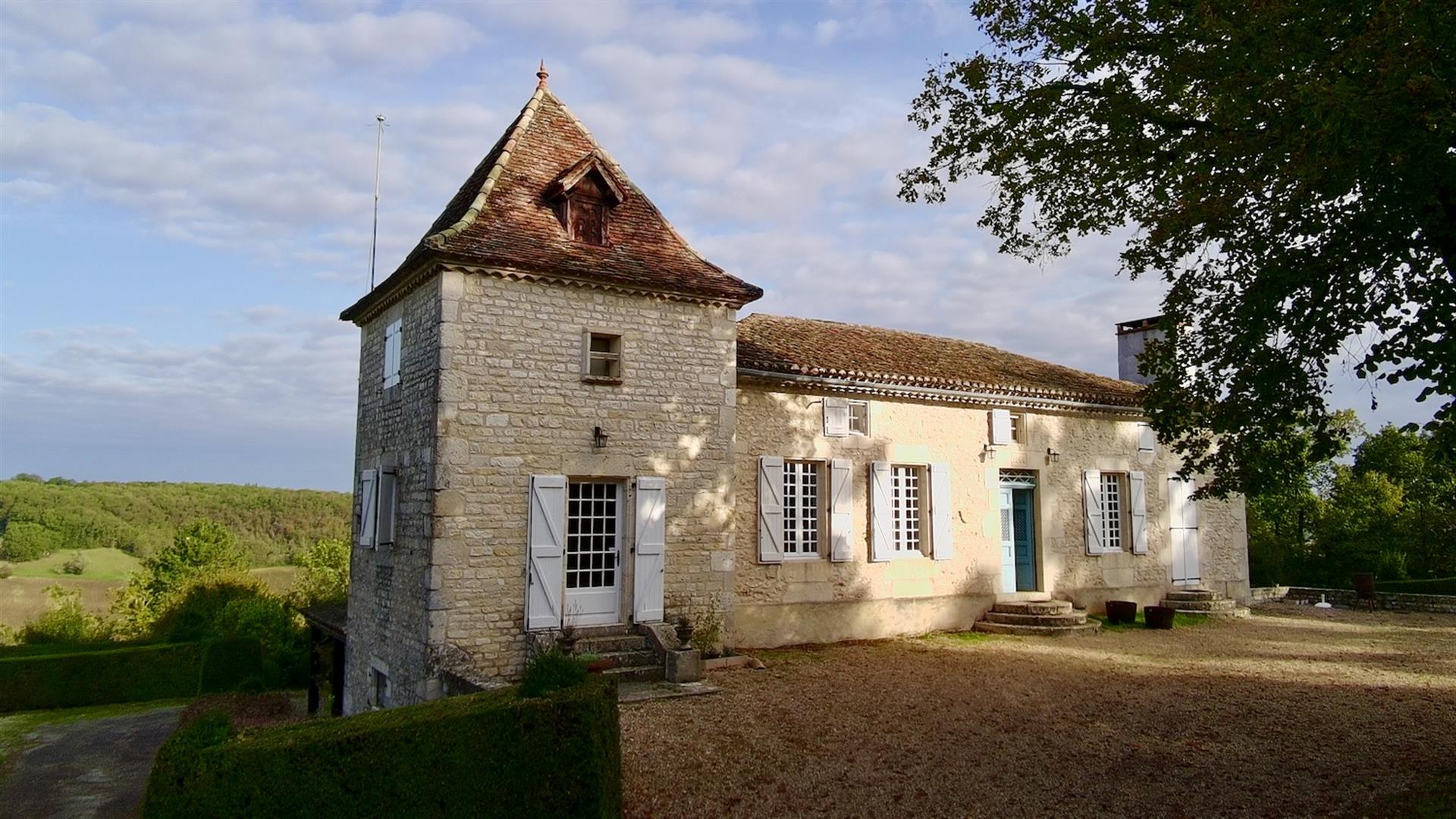 Propriété Unique avec Manoir et Maison Secondaire : 8,5 Ha de Vue Magnifique, Piscine de Luxe et Pos