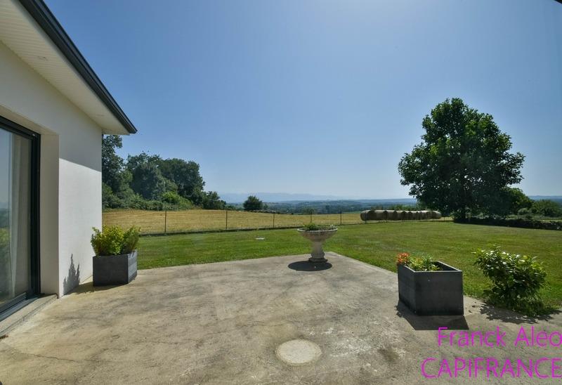 Contemporary 4-room house Andoins (64)