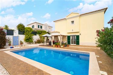 Villa de 3 chambres avec piscine à 5 minutes de la plage, Armação de Pera, Algarve