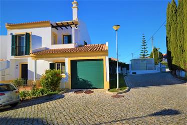Moradia V3 com piscina e garagem em box na vila de Paderne, Algarve , Portugal