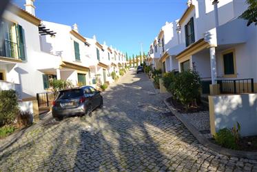 Moradia V3 com piscina e garagem em box na vila de Paderne, Algarve , Portugal