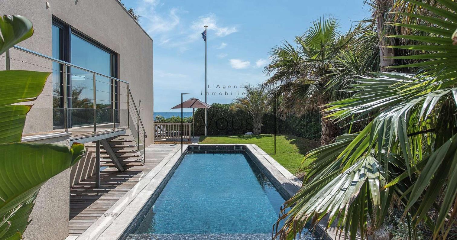 Contemporary waterfront villa in Saint-Aygulf (Fréjus, Var)