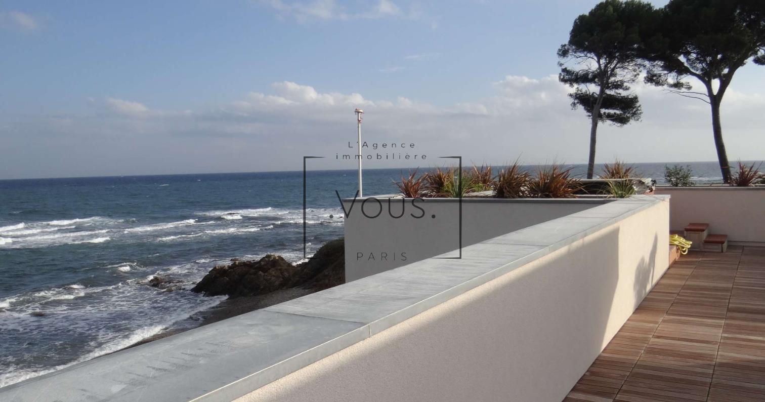 Contemporary waterfront villa in Saint-Aygulf (Fréjus, Var)