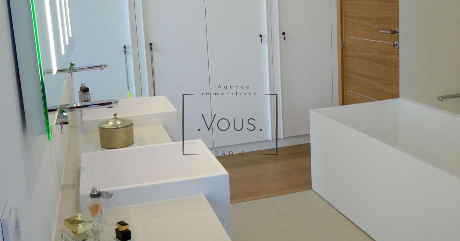 Contemporary waterfront villa in Saint-Aygulf (Fréjus, Var)