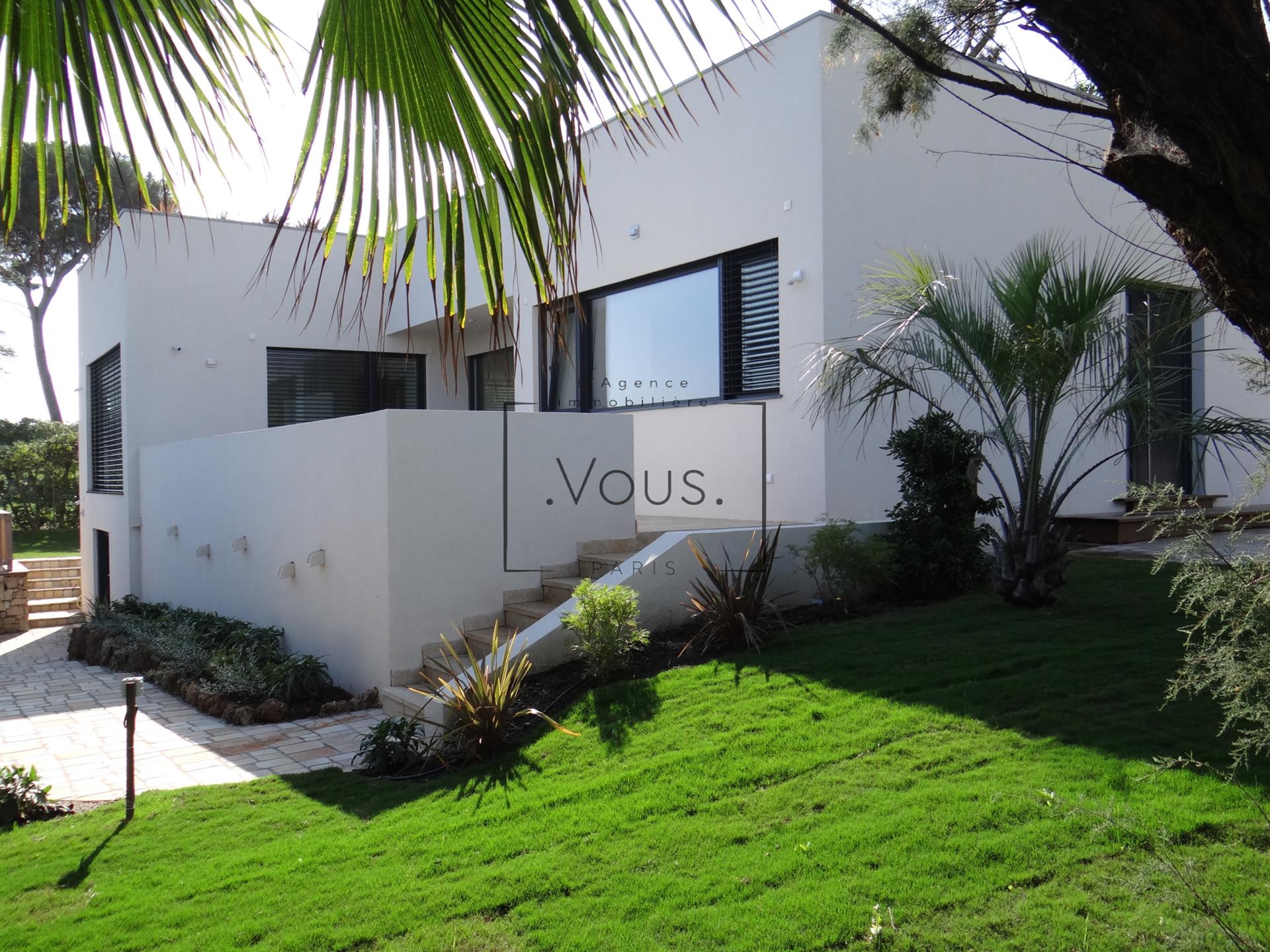 Contemporary waterfront villa in Saint-Aygulf (Fréjus, Var)