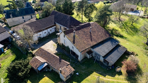 Altes Bauernhaus mit Nebengebäuden