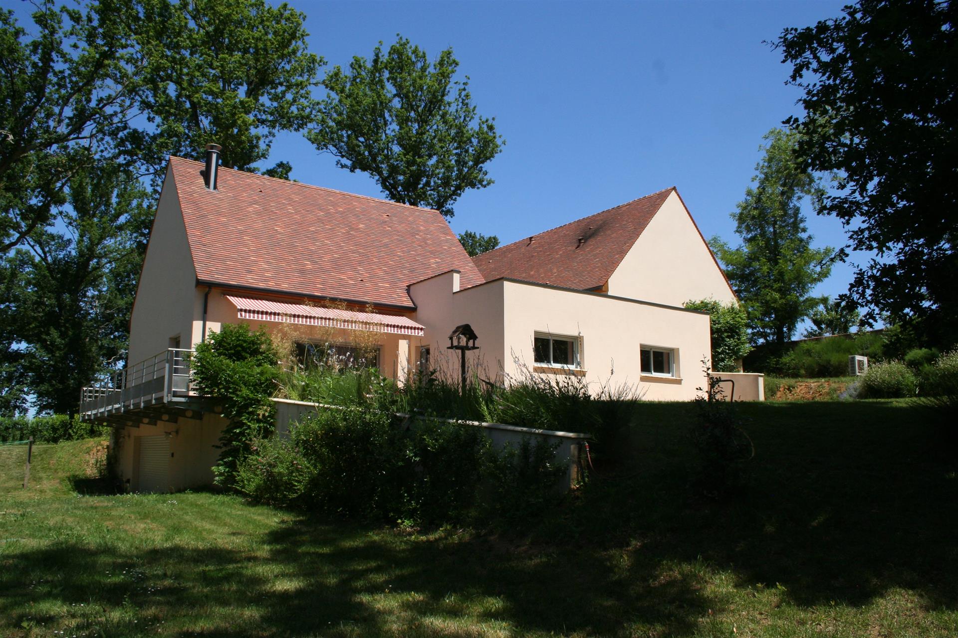 Casa luminosa in un ambiente verde