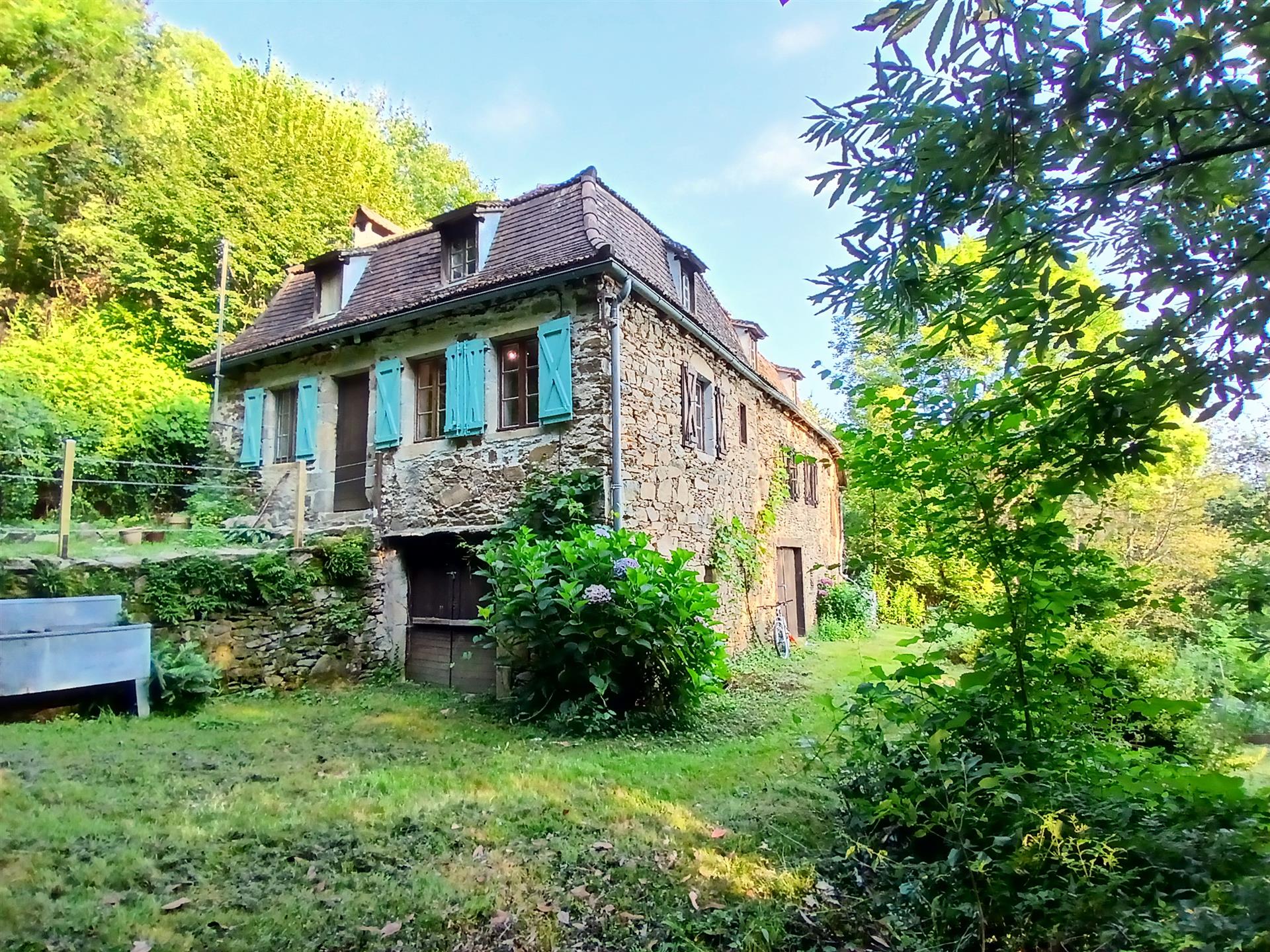 Charmantes Waldhaus mit Kunstobjekt und Werkstatt