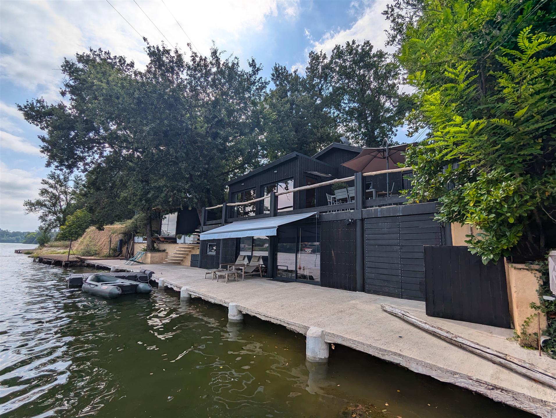 Casa de ensueño junto al río