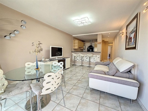Juan Les Pins: 2-room apartment with sea view (47.35 m² Carrez) - High floor + Cellar