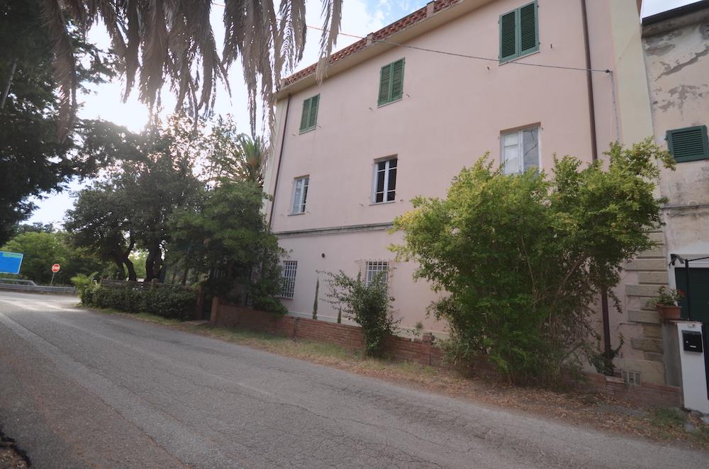 Cecina, Collemezzano, Tuscany, sunny apartment to renovate