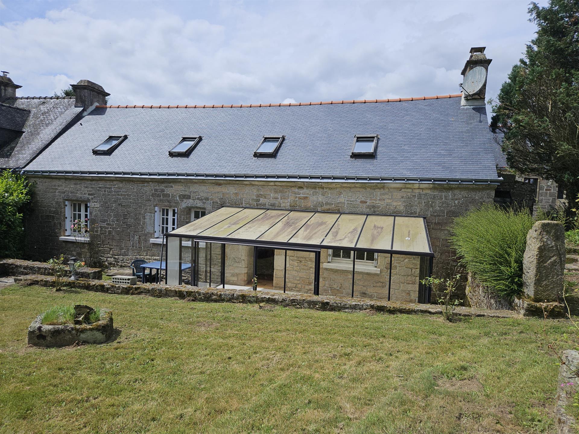 Schönes Bauernhaus mit Nebengebäude