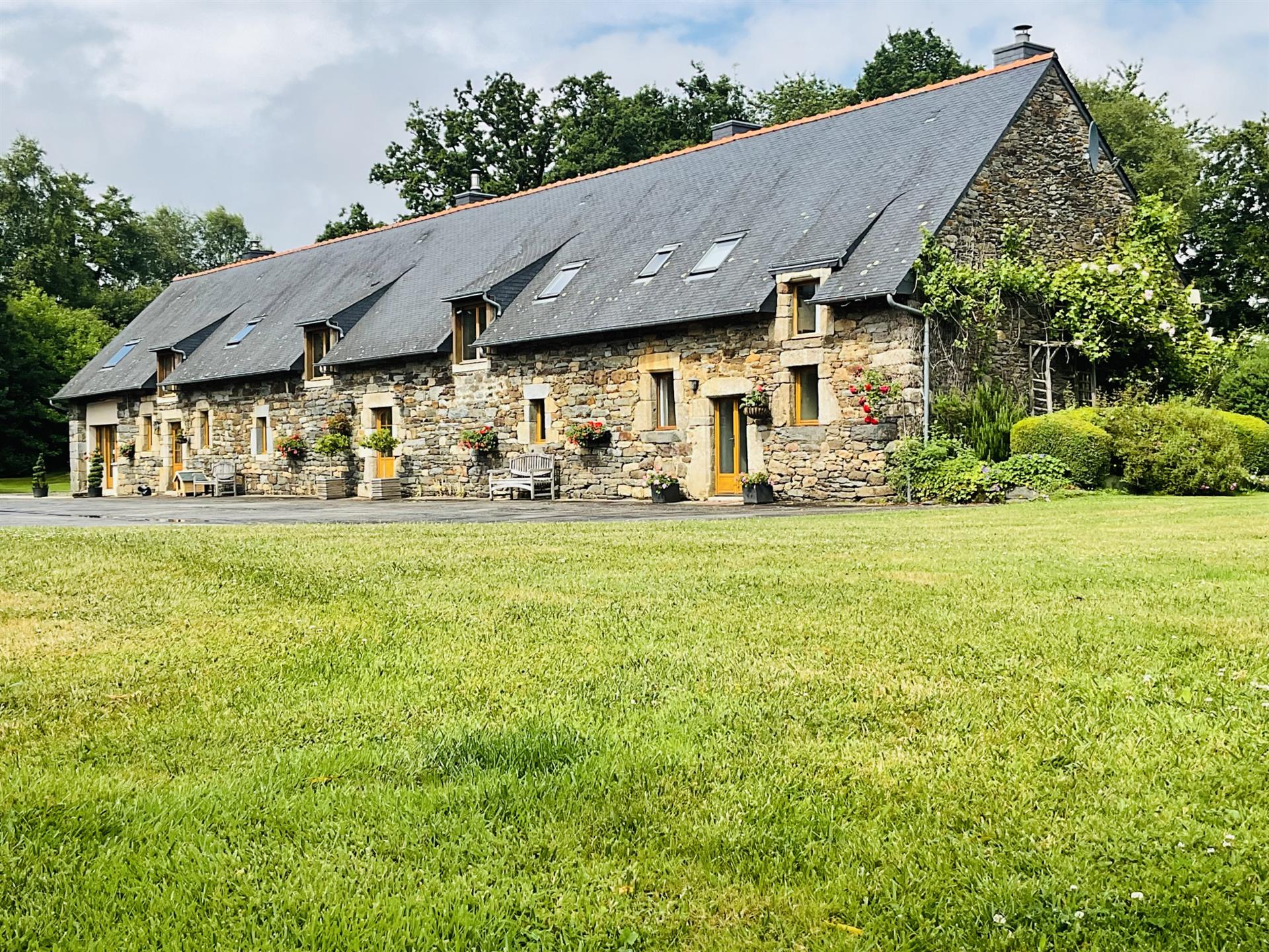 Herrlicher Gîte-Komplex in grüner Umgebung