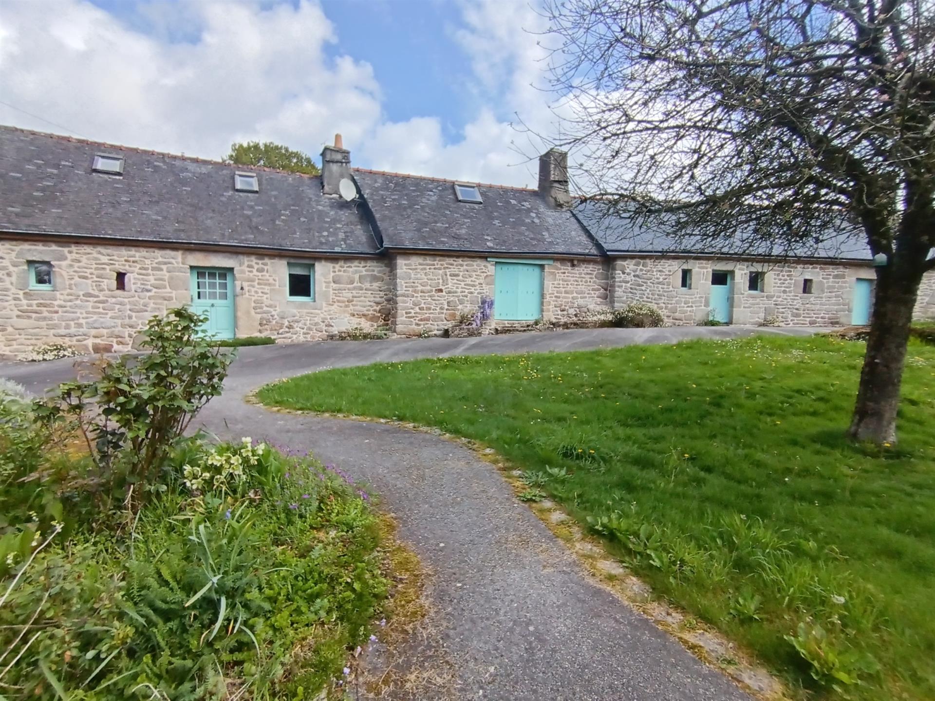 Bauernhaus mit Zweithaus und großem Grundstück
