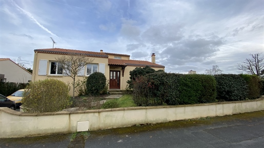 4 bedroom house 130 m2 in the center of Les Herbiers €384,800