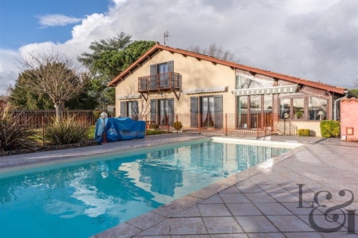 Agréable maison avec piscine à Sainte-Livrade-sur-Lot (47), 190 m² habitables environ.