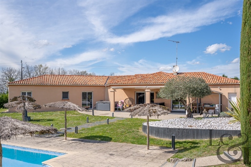 For sale in Sainte-Livrade-sur-Lot luxury single-storey villa with swimming pool