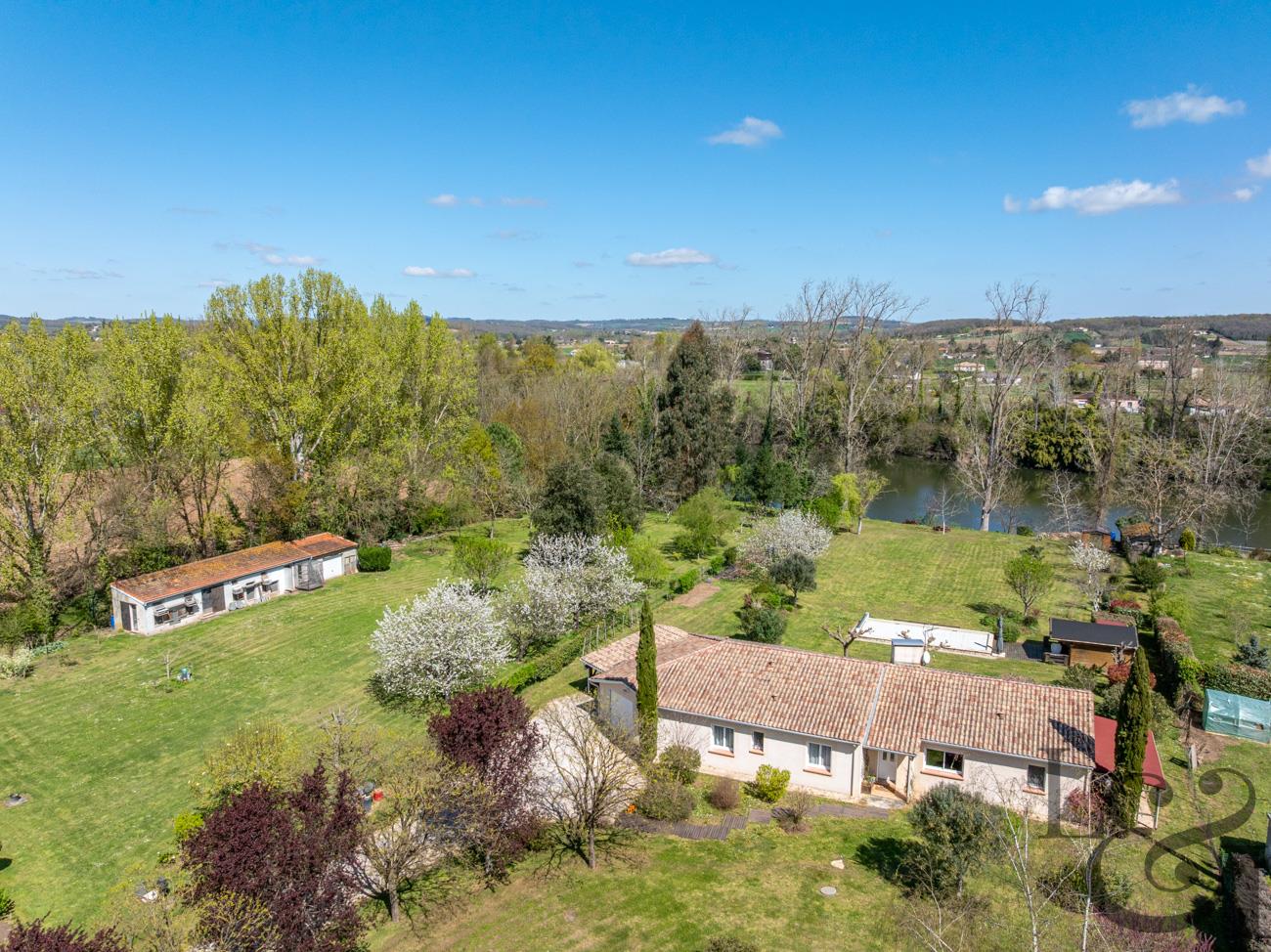 Pleasant house on the banks of the Lot with swimming pool and land of approximately 5,700 sqm in Cas