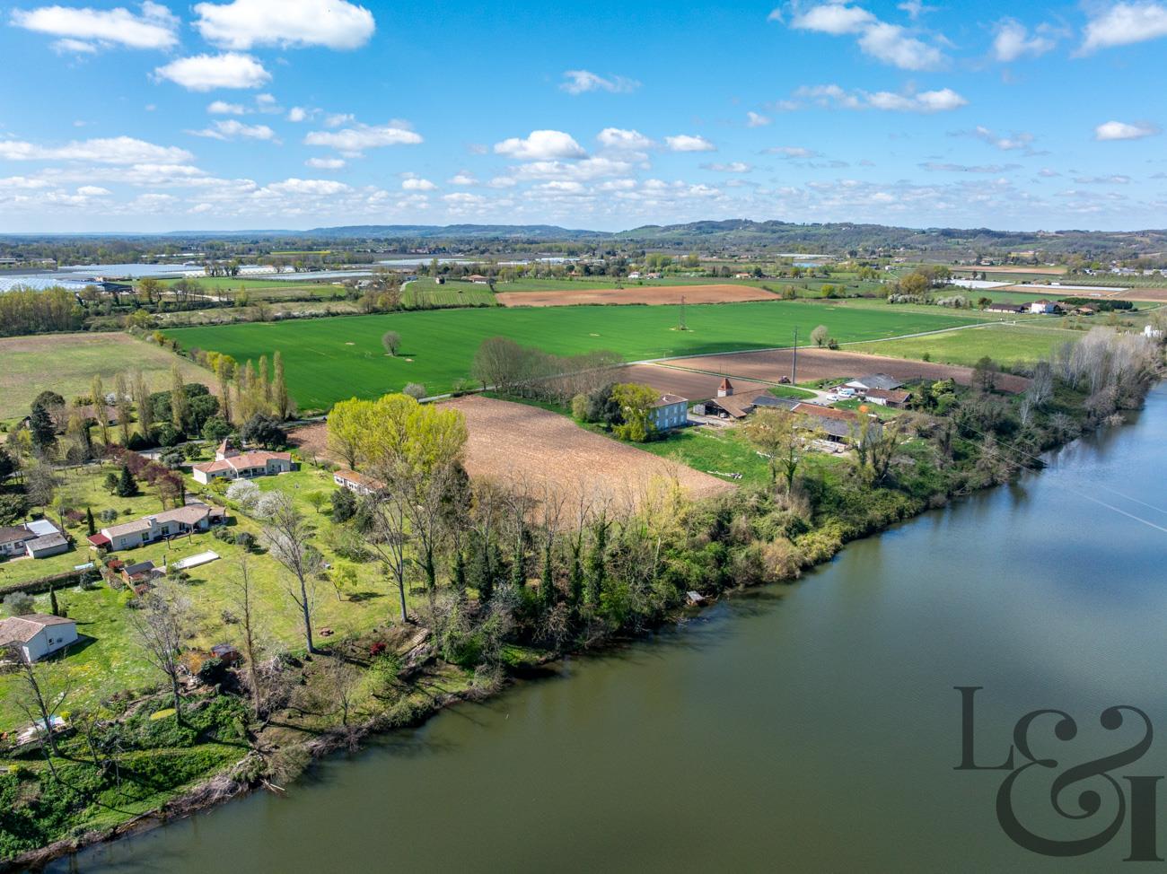 Pleasant house on the banks of the Lot with swimming pool and land of approximately 5,700 sqm in Cas