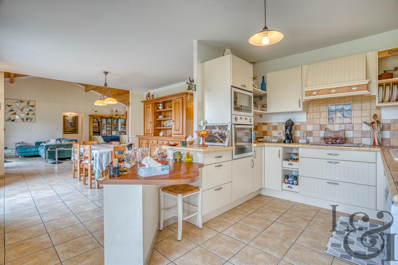 Pleasant house on the banks of the Lot with swimming pool and land of approximately 5,700 sqm in Cas