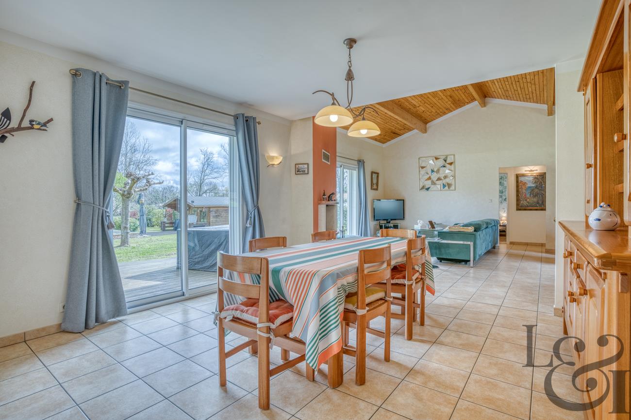 Pleasant house on the banks of the Lot with swimming pool and land of approximately 5,700 sqm in Cas