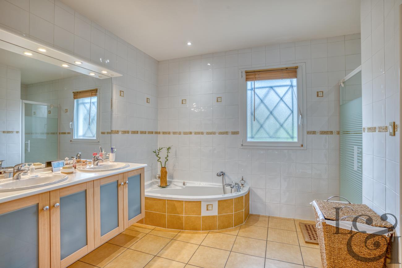 Pleasant house on the banks of the Lot with swimming pool and land of approximately 5,700 sqm in Cas