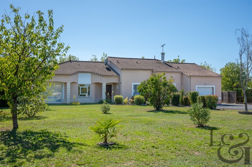 For sale contemporary house with swimming pool in Sainte-Livrade-sur-Lot