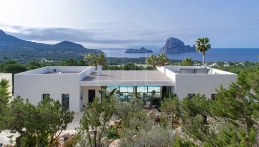 Contemporary villa with panoramic sea views